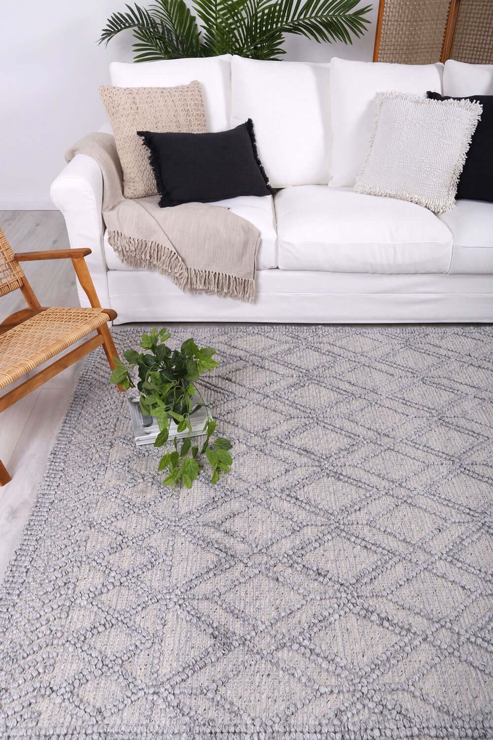 Himalaya Cobblestone Tribal Grey Wool Blend Rug texture