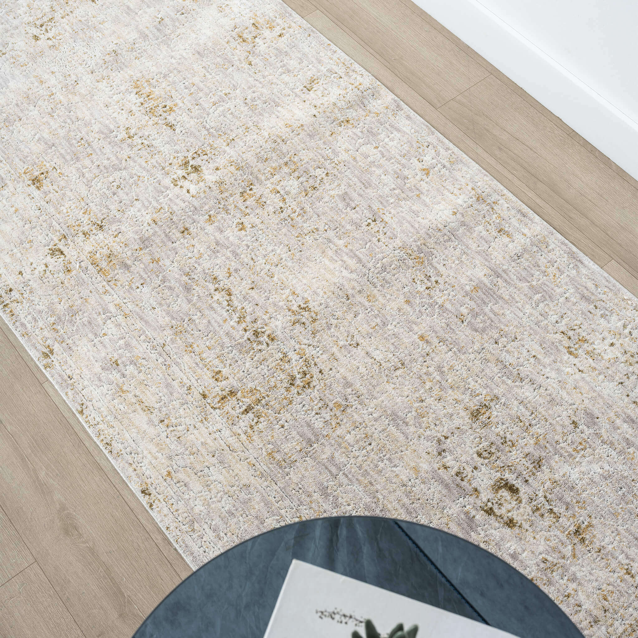 Adelia 645 Pearl Runner in a calm cream tone with shed-resistant, anti-static pile and short fringes. Power-loomed for durable, easy-care hallway style.