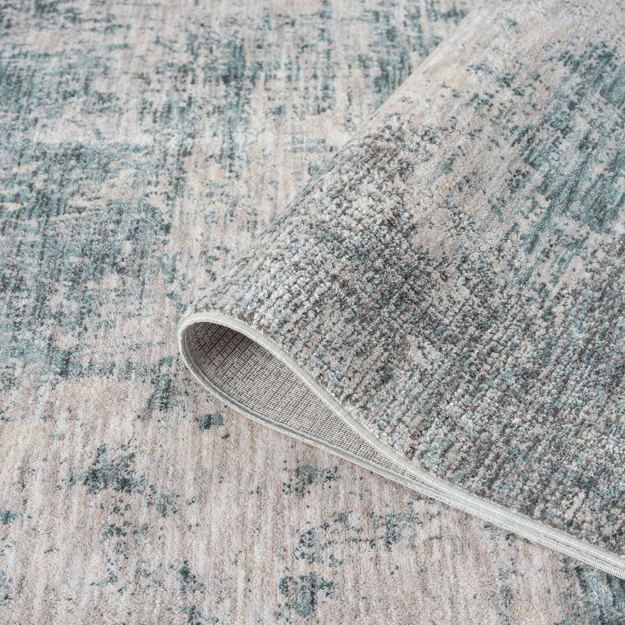 Adelia 646 Steel offers a soft, shed-resistant pile with short fringes and anti-static ease. Power-loomed in Türkiye for durable, elegant living.