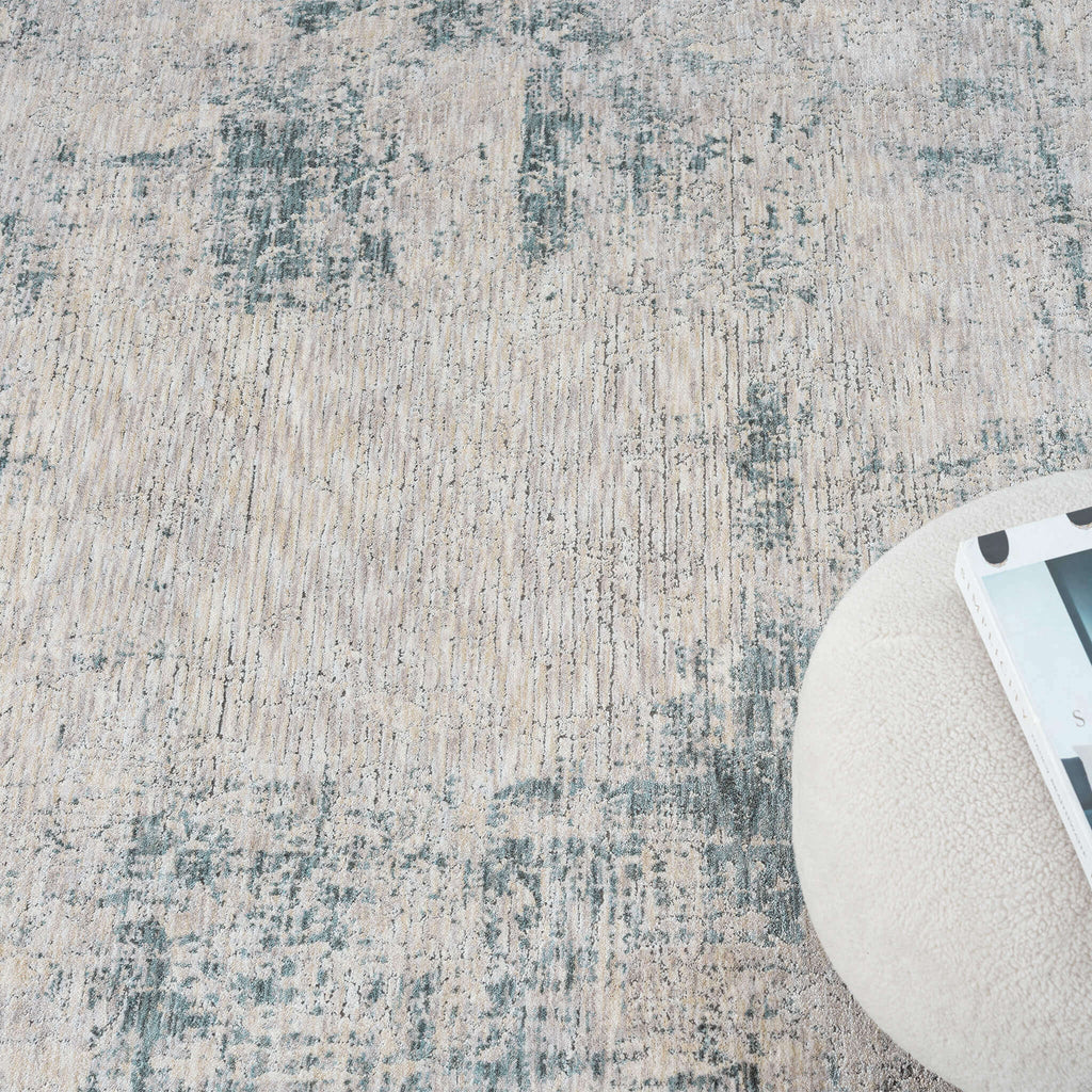 Adelia 646 Steel offers a soft, shed-resistant pile with short fringes and anti-static ease. Power-loomed in Türkiye for durable, elegant living.