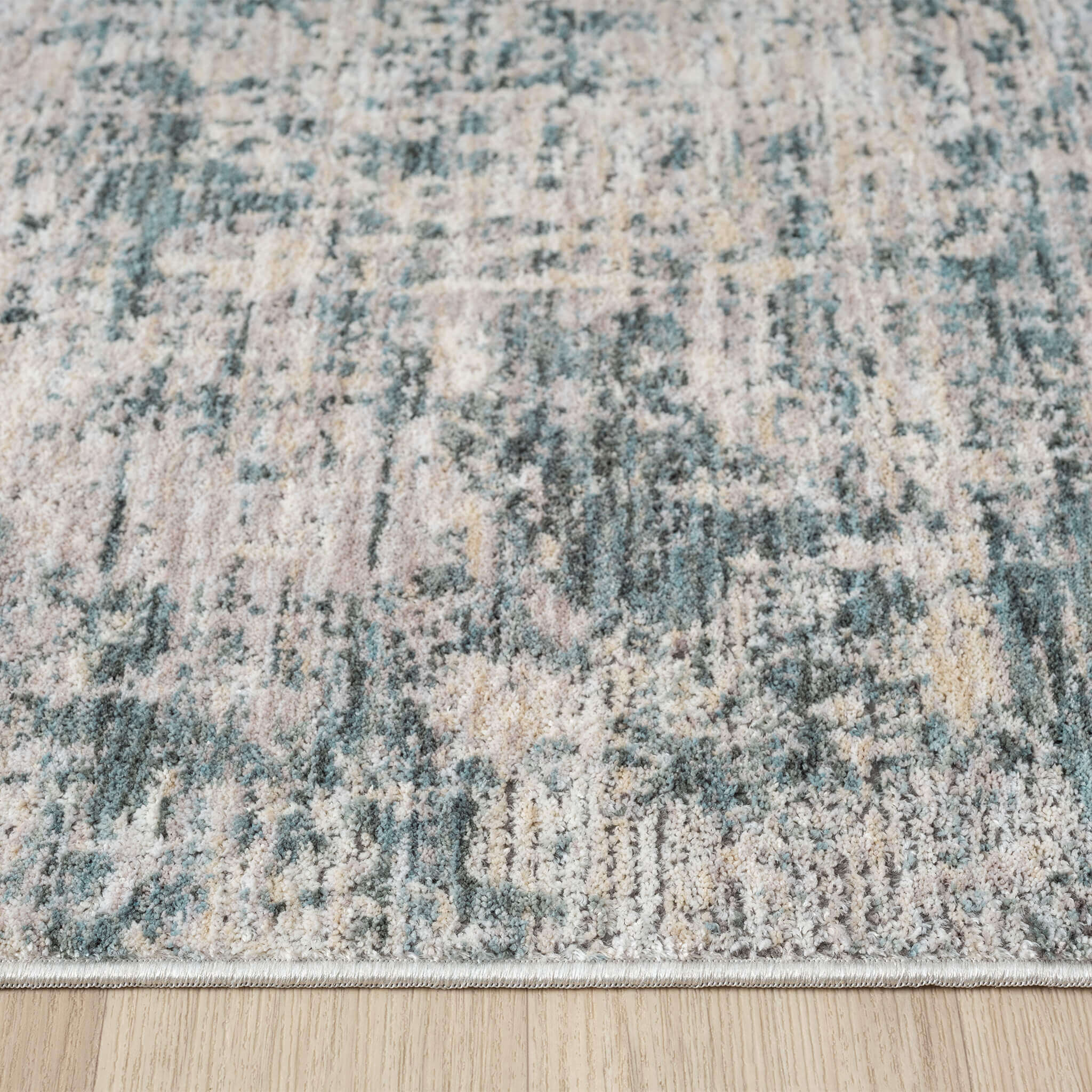 Adelia 646 Steel offers a soft, shed-resistant pile with short fringes and anti-static ease. Power-loomed in Türkiye for durable, elegant living.