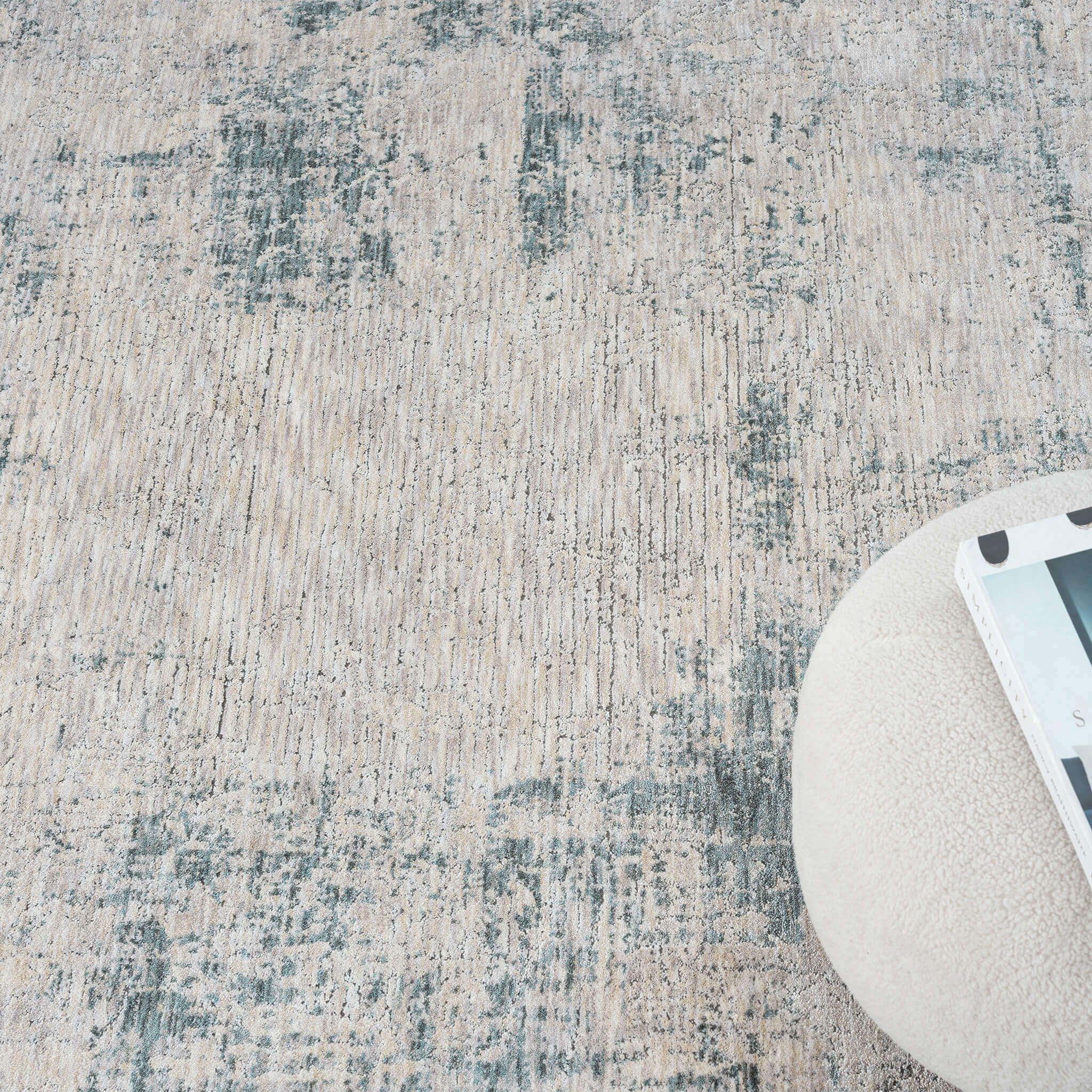 Adelia 646 Steel offers a soft, shed-resistant pile with short fringes and anti-static ease. Power-loomed in Türkiye for durable, elegant living.