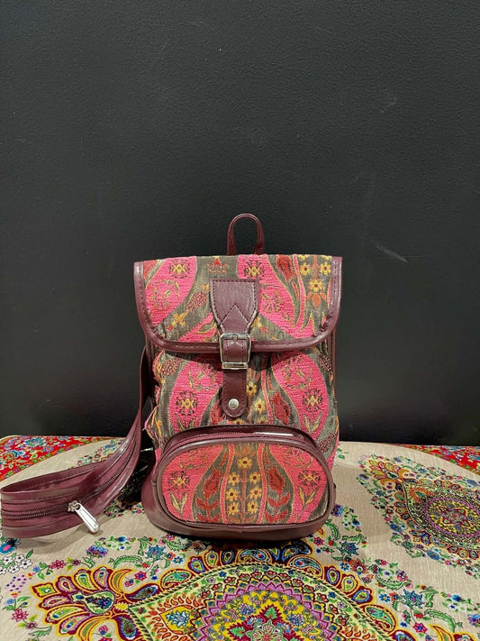 Authentic Turkish Bag- Pink-a fusion of tradition and modern style. Handmade with the finest Turkish leather, this bag exudes timeless elegance. Durable and versatile, it effortlessly blends functionality with a touch of Turkish heritage. Elevate your sty