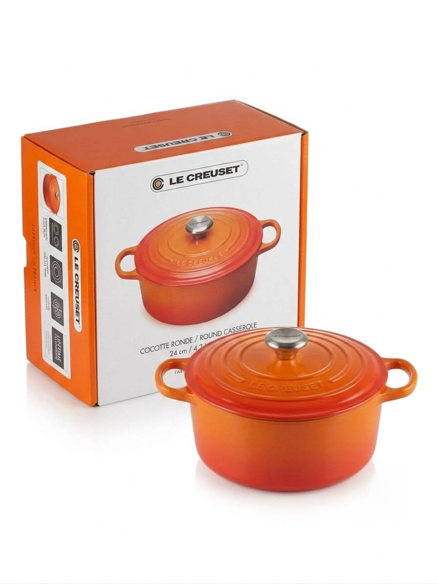 Le Creuset round casserole pot 24cm with box packaging and lid, ideal for versatile cooking.