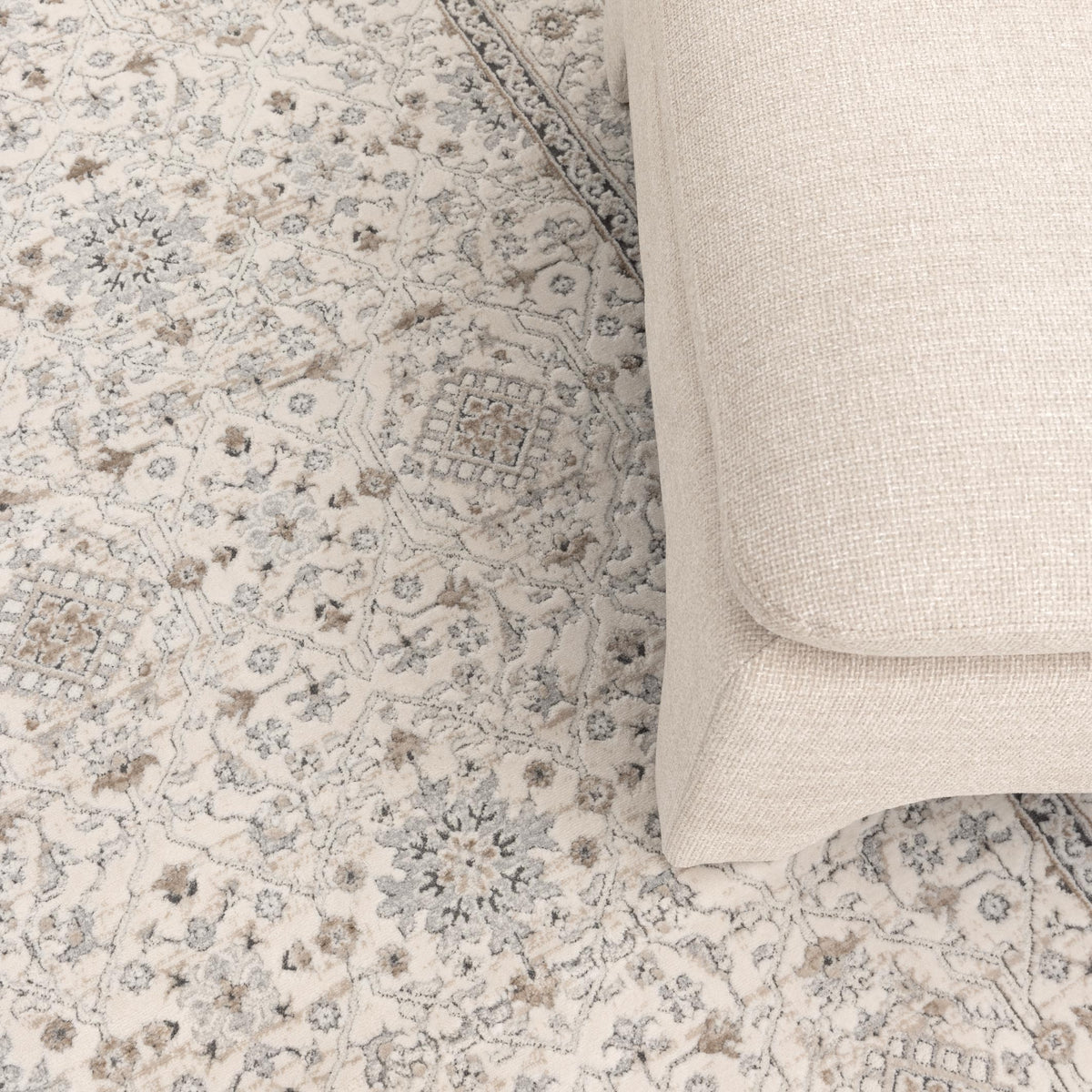 Maya Traditional Border Cream and Beige Rug - M103 – view 5