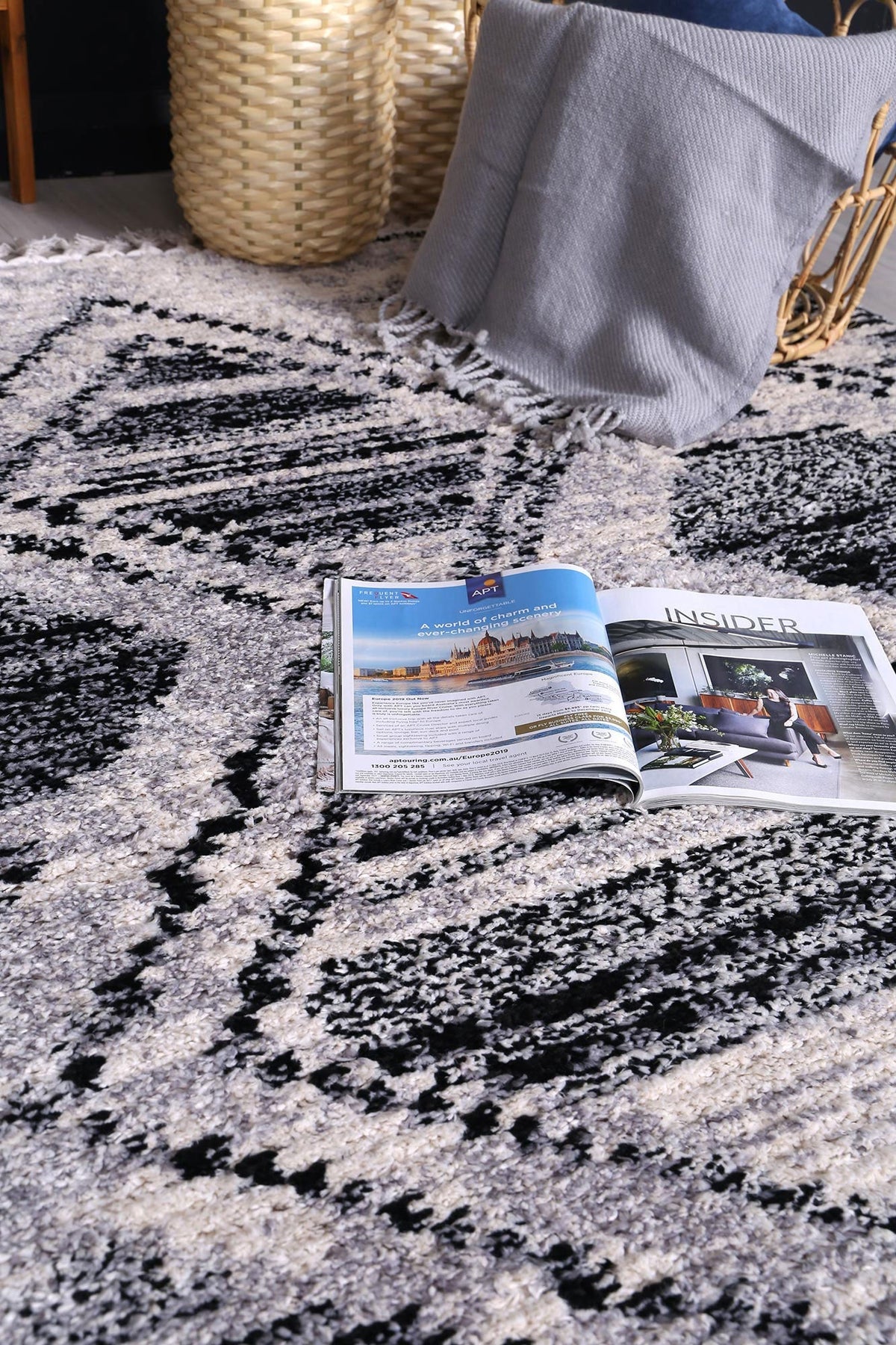 Mansour Diamond Black & White Geometric Rug - 5BWHI – view 6