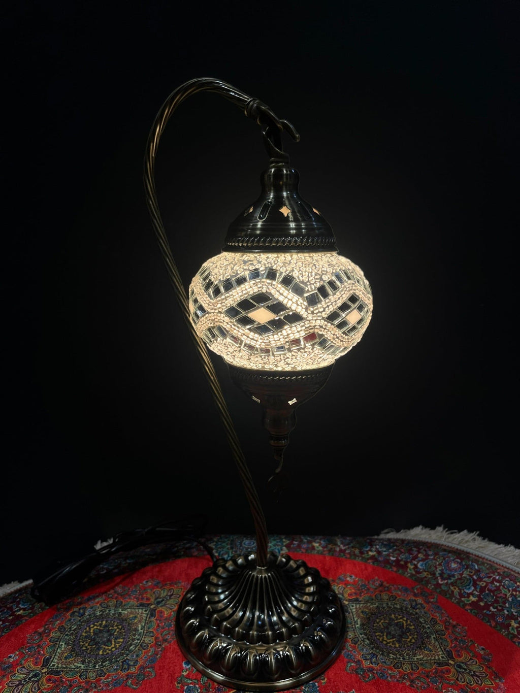 Mosaic Swan Lamp White Diamond