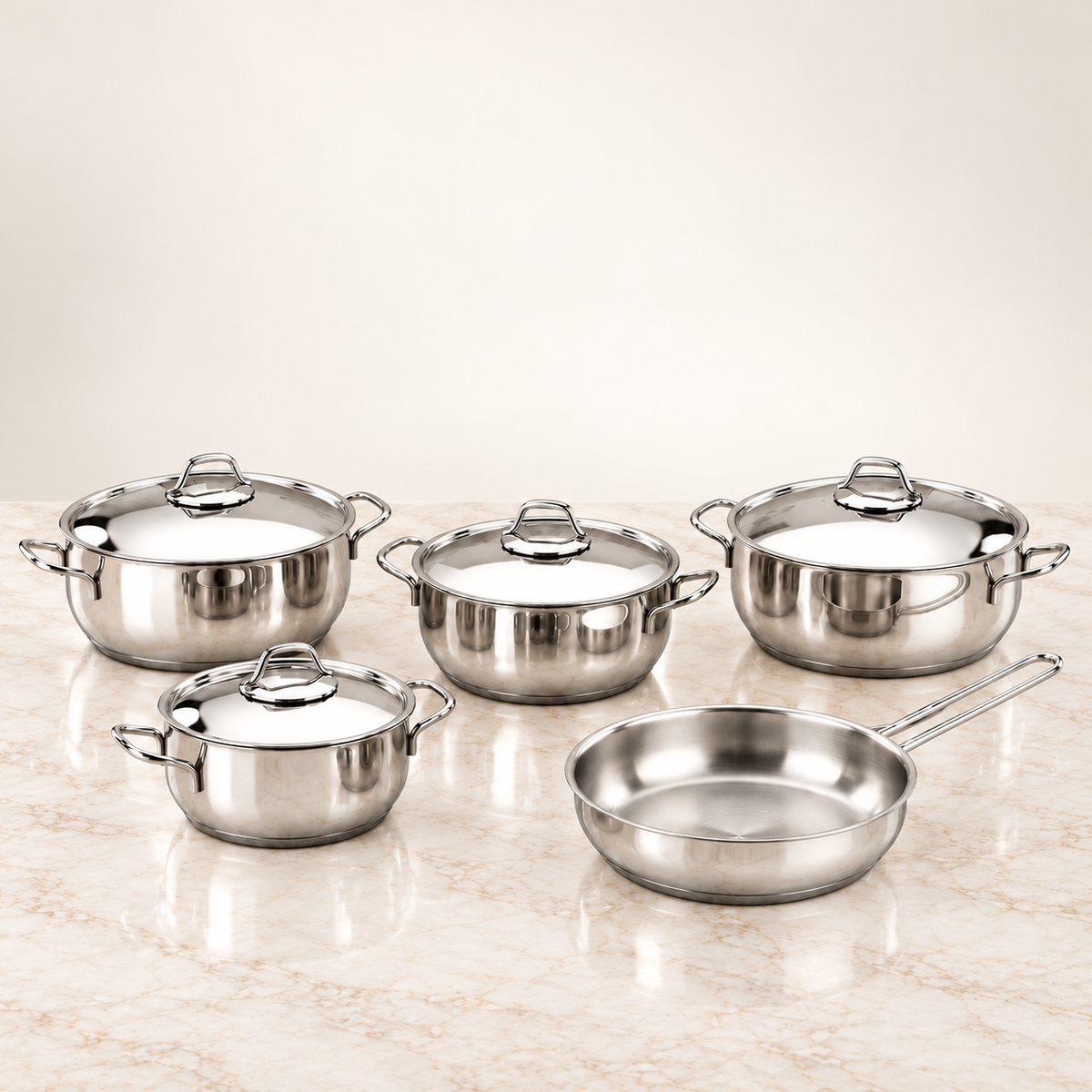 Korkmaz Tombik A1800 9-piece set: four stainless steel pots, four metal lids and one frying pan.