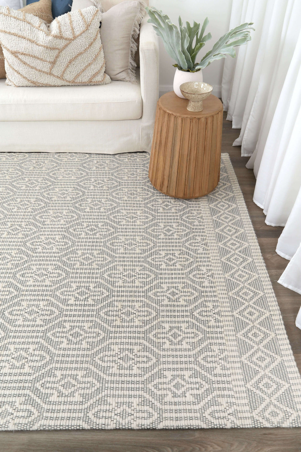 Copacabana Geometric Light Grey Wool Rug detail 2