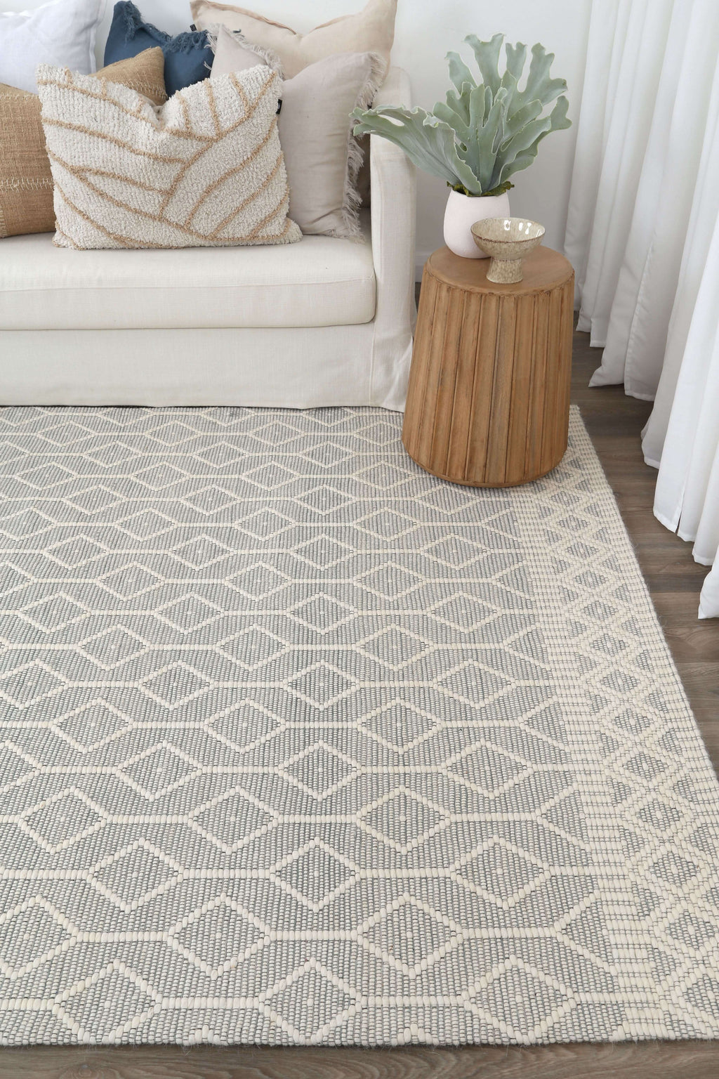 Copacabana Lattice Light Grey Wool Rug detail 2