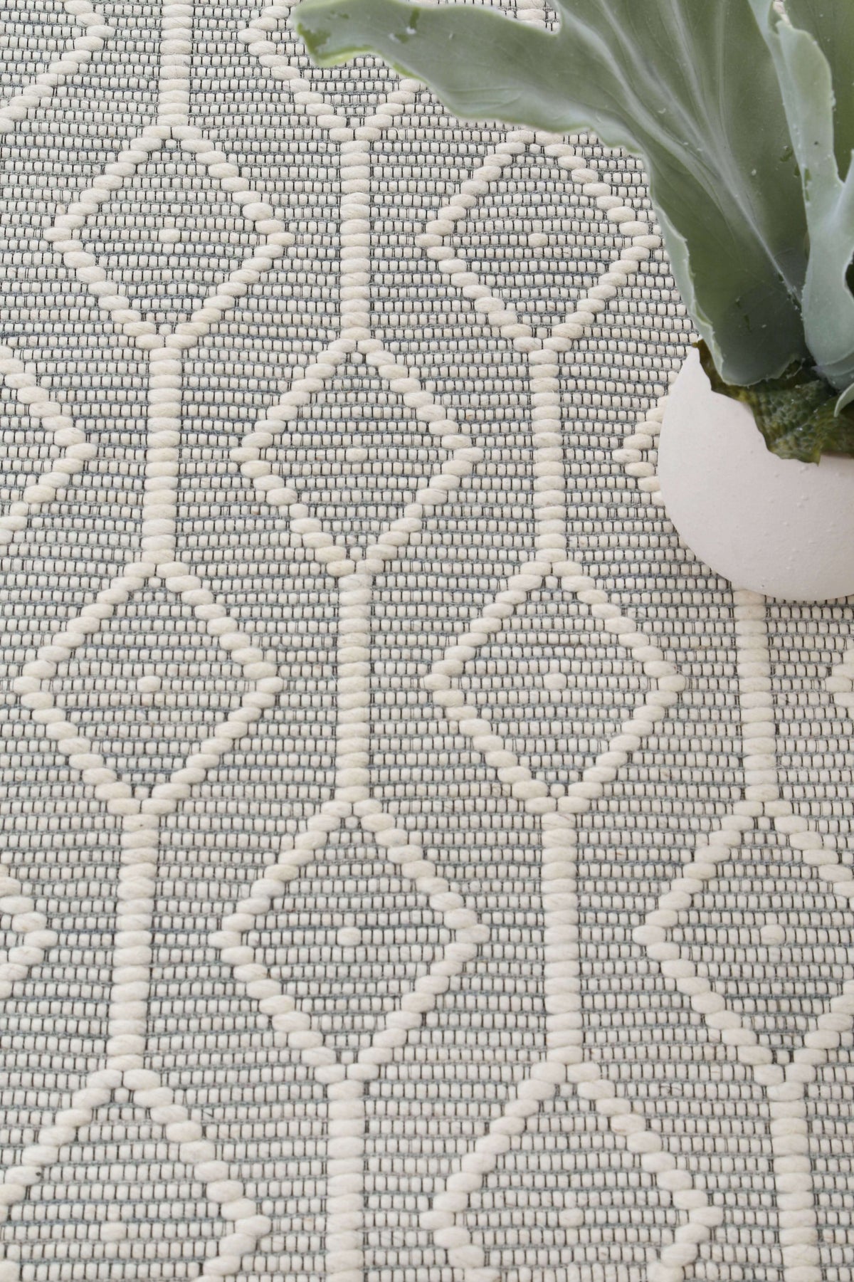 Copacabana Lattice Light Grey Wool Rug detail 3