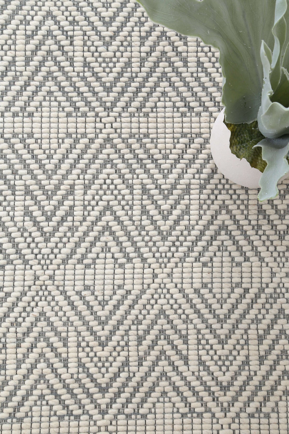 Copacabana Chevron Light Grey Wool Rug detail