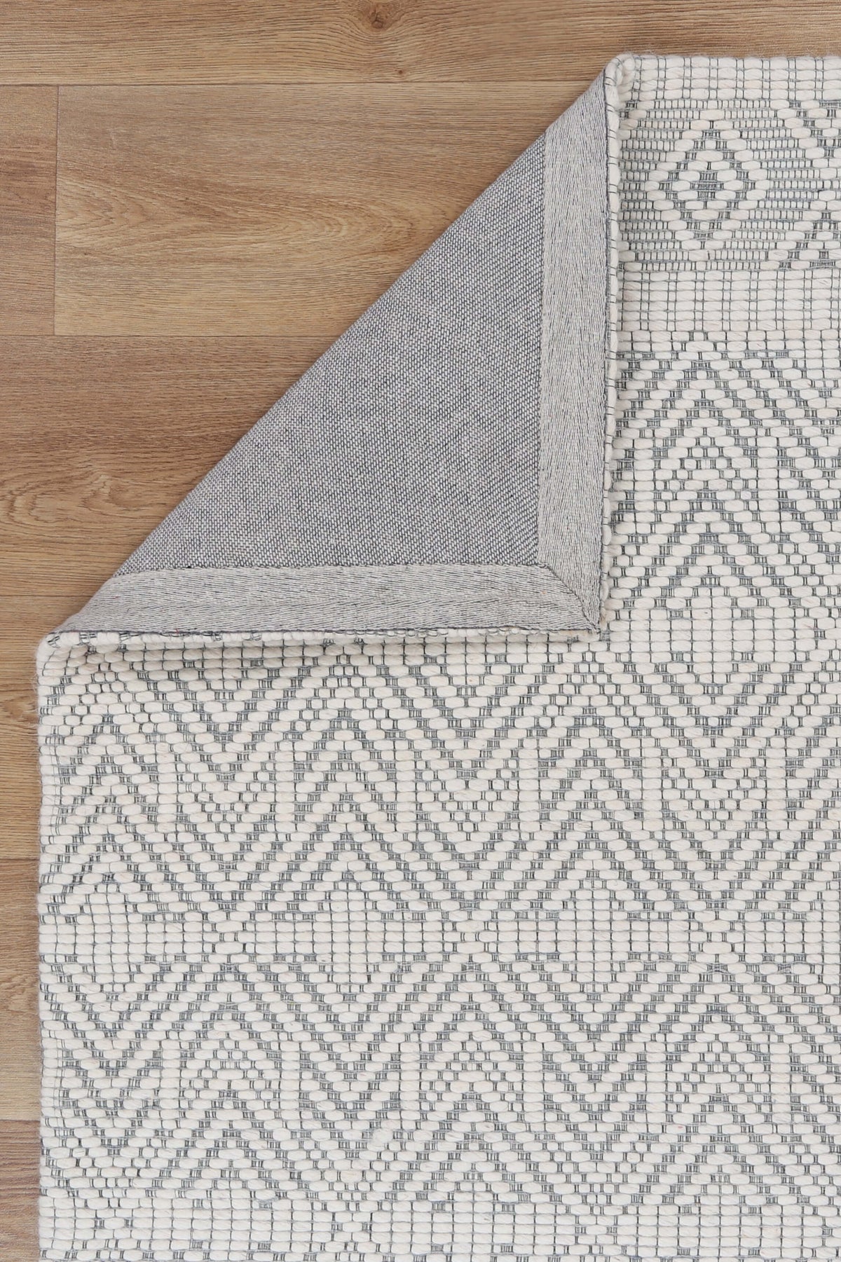 Copacabana Chevron Light Grey Wool Rug texture