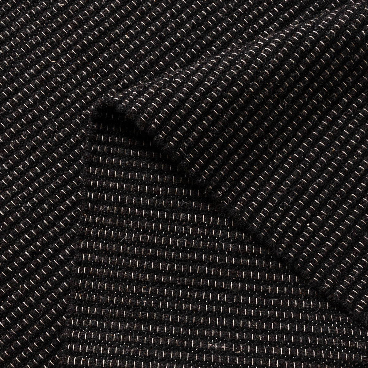 Nature BLACK WOOL RUG wool rug – product view 4